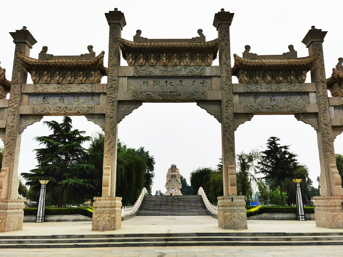 太清宮對(duì)面的老子文化廣場(chǎng)